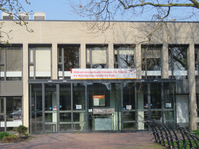 844078 Gezicht op de entree van het Wijkservicecentrum Vleuten-De Meern en Wijkbureau Leidsche Rijn (Dorpsplein 1) te ...
